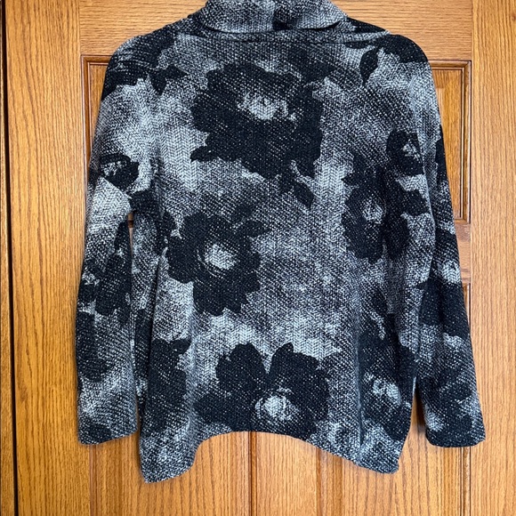 Clara Sun Woo Stylish Black and White Sweater - Picture 3 of 3